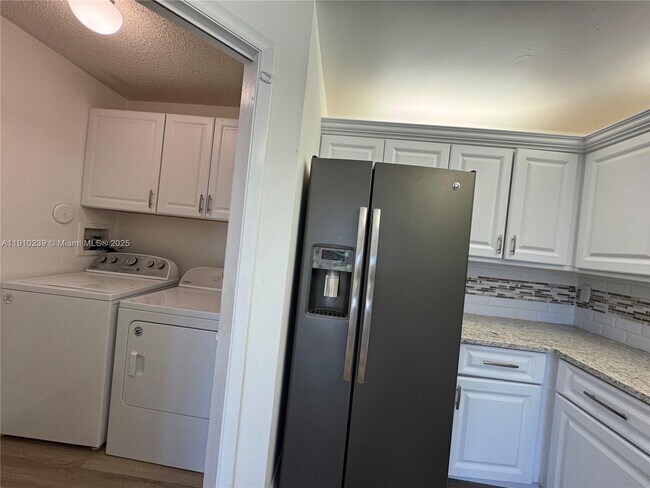 Building Photo - 573 Racquet Club Rd