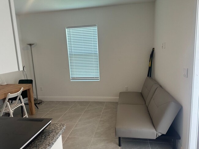 Building Photo - 467 SW Jeanne Ave