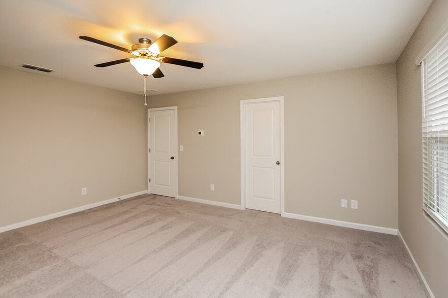 Building Photo - 247 Pond Ct