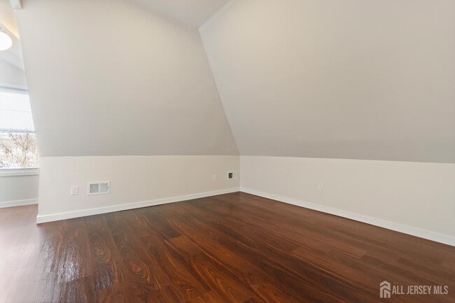 Building Photo - 824 George St