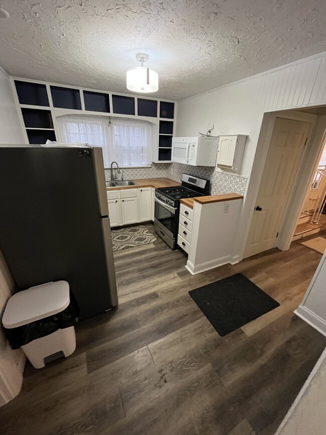 Building Photo - 1910 Hst W 10th St