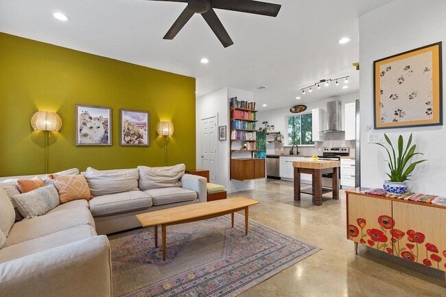 Building Photo - 326 Tahitian Dr