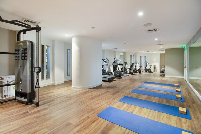 Building Photo - 2831 S Bayshore Dr