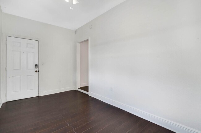 Building Photo - 518 Biscayne Dr