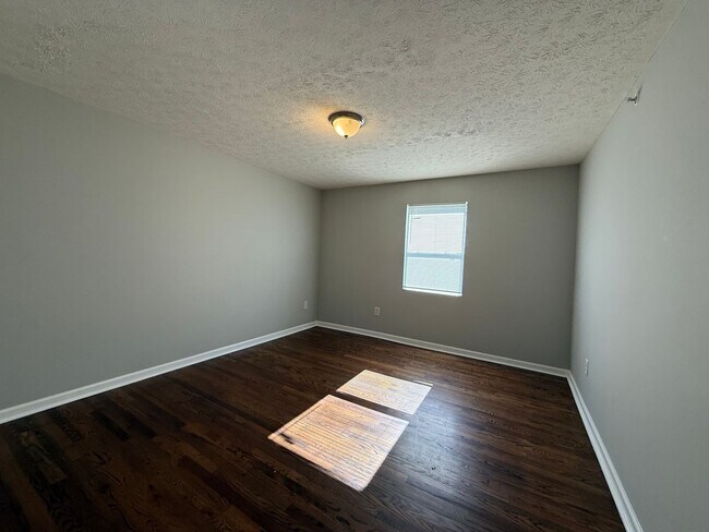 Building Photo - Completely Renovated 2 Bedroom / 2 Bathroom Apartment!