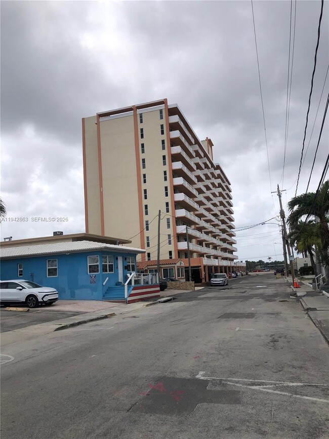 Building Photo - 801 S Ocean Dr