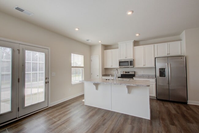 Building Photo - Like New End Unit Townhome, 3 Bed 2.5 Bath