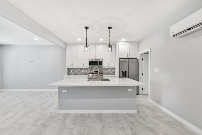 Building Photo - 4323 Ursuline St