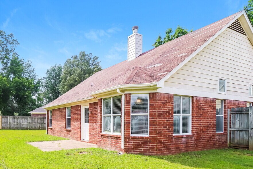 Building Photo - 9703 Java Cove