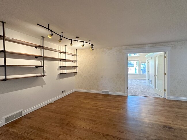 Building Photo - Stylish Grosse Pointe Woods Ranch with EV ...