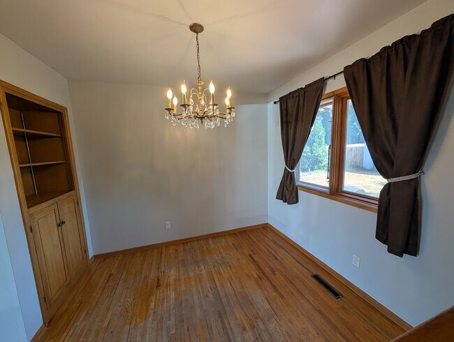 Building Photo - Charming 3 bedroom 1.5 bath Orchards house