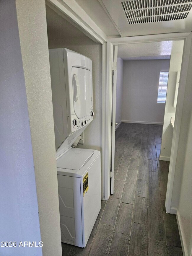 Building Photo - 3810 E Earll Dr