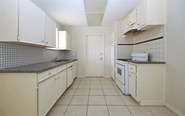 Building Photo - 4731 Pinebrook Ln
