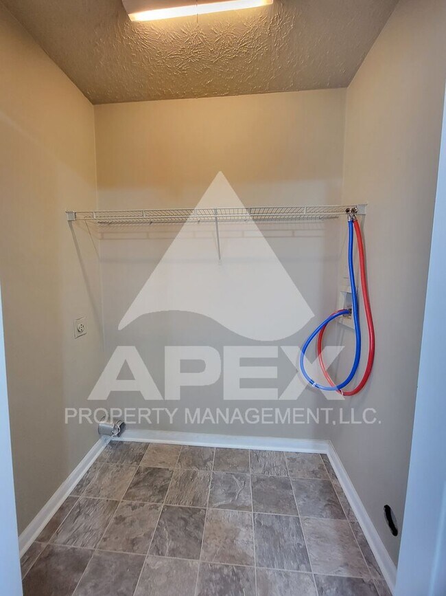 Building Photo - MOVE-IN SPECIAL,NO RENT TIL JUNE 1ST! - Nice 2 Bd | 1.5 Ba Townhouse in West Knox Condo Community!