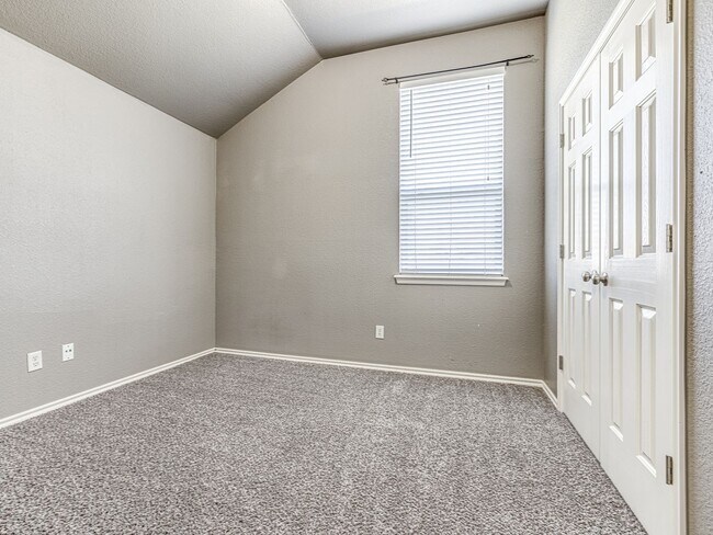 Building Photo - Updated home in Edmond + 3 bed + 2 bath + Edmond Schools