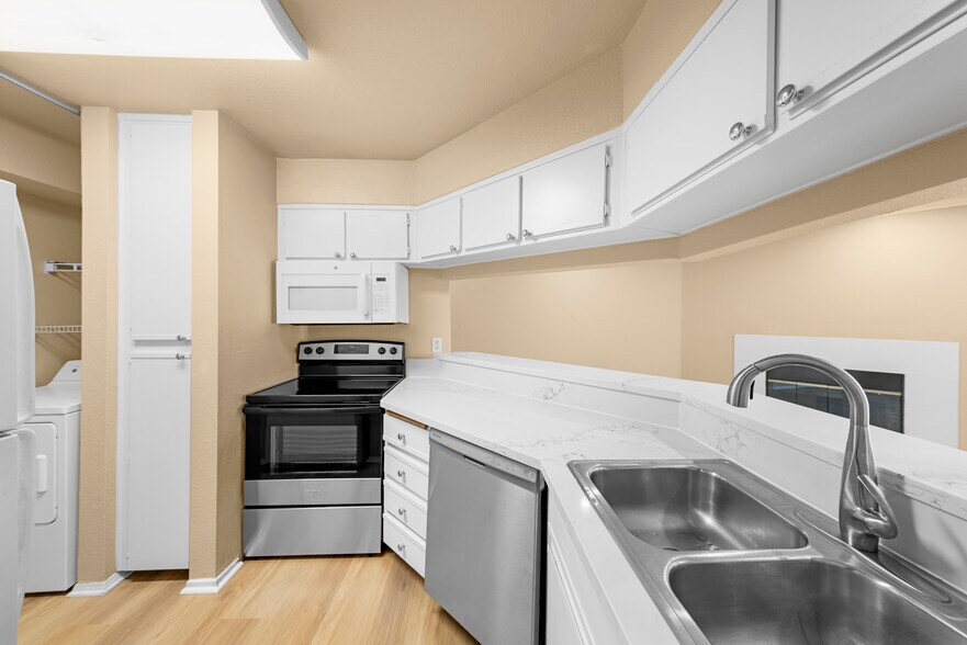 Kitchen - 10655 Lemon Ave