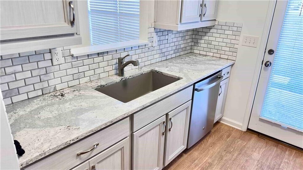 Building Photo - 6243 Shoreview Cir