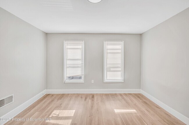 Building Photo - 1413-1415 N Lincoln Ave