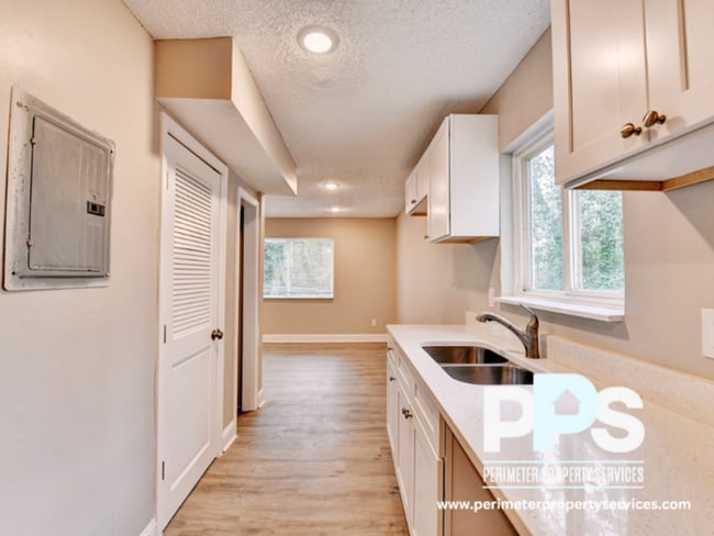 Building Photo - 390 W Lake Ave NW