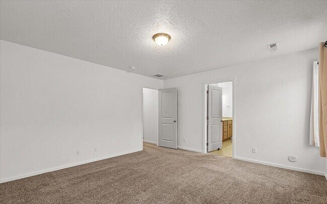 Building Photo - Great Location, Single Family Home, Post F...