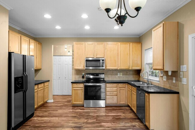 Building Photo - 3510 King Edward Wy