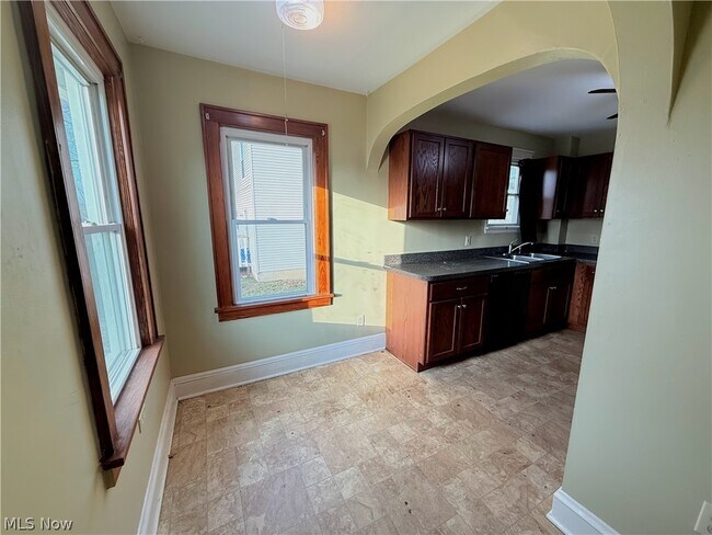 Building Photo - 837 Eastland Ave