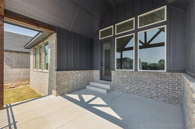 Building Photo - 5 Bed | 4 Bath House