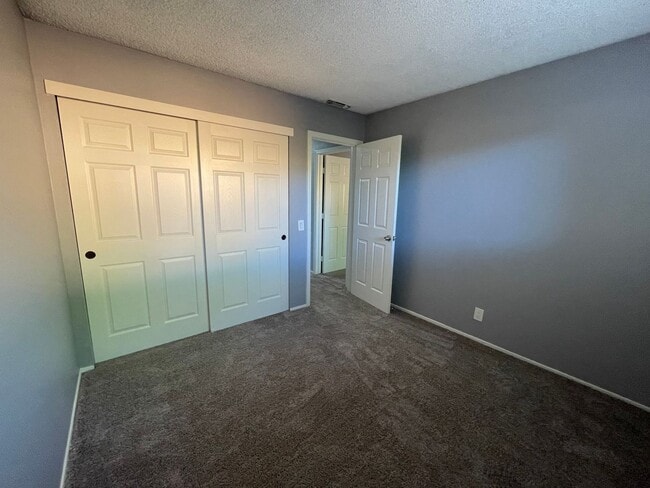 Building Photo - Move-In Ready 2-Bedroom Duplex with Modern...