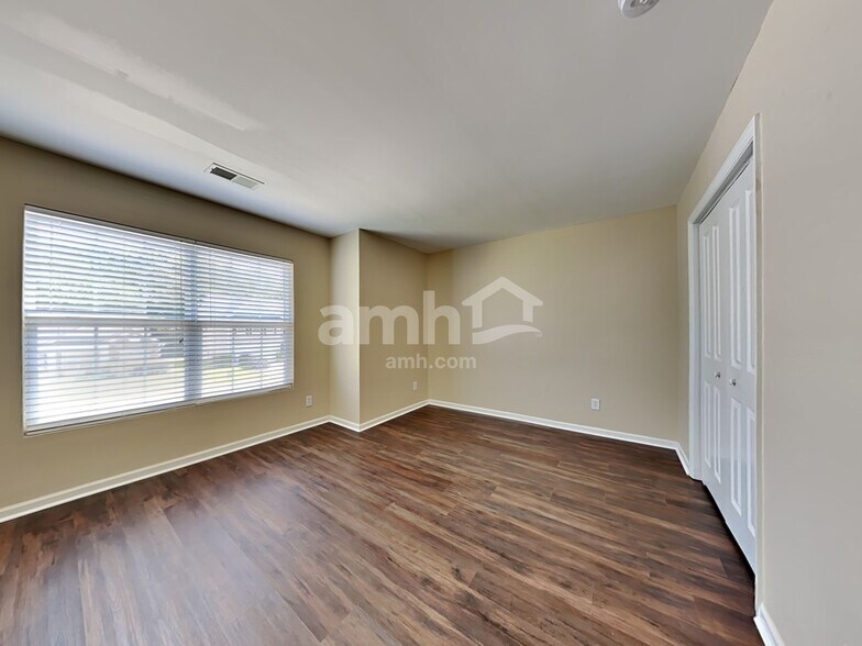 Building Photo - 910 Laurel Oaks Ln