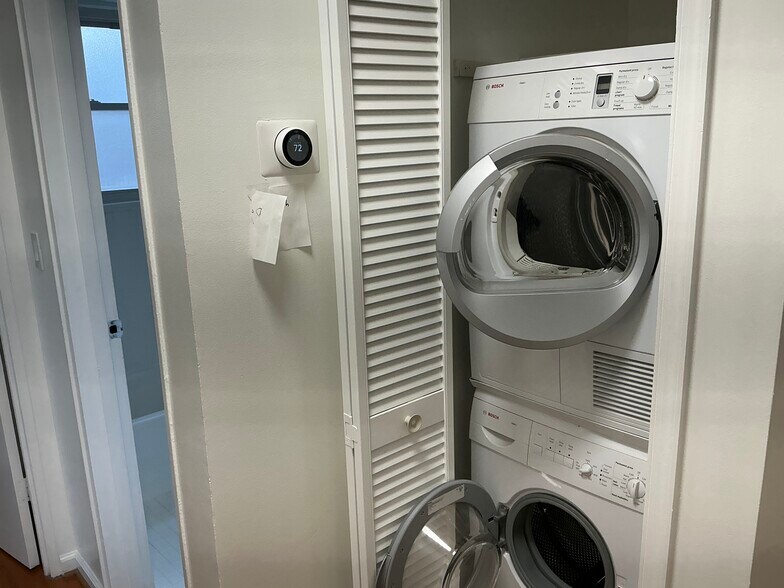 Building Photo - 526 Kenyon St NW