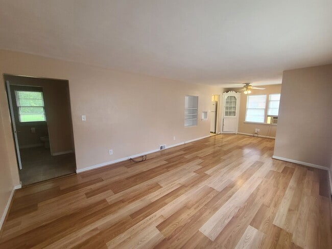 Building Photo - 3 Bedroom House in Normal