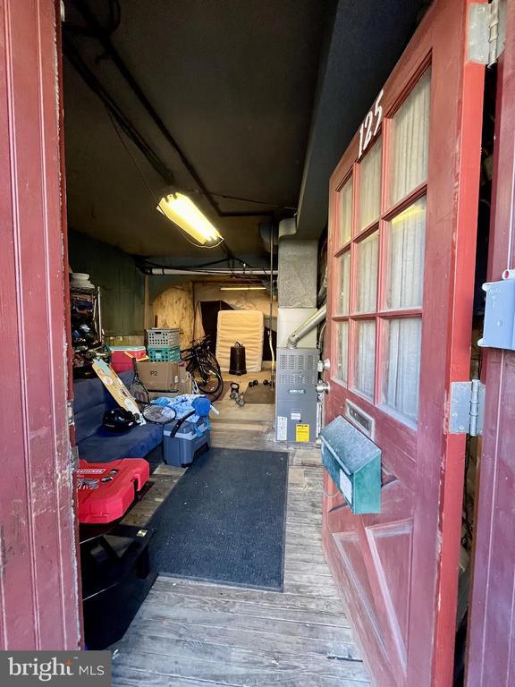 Building Photo - 125 Maple St