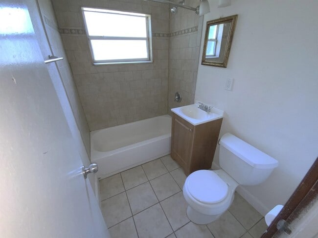 Building Photo - 2408 Gillis St