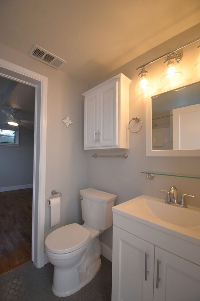 Building Photo - Unique 6 Bedroom Home in Midvale!