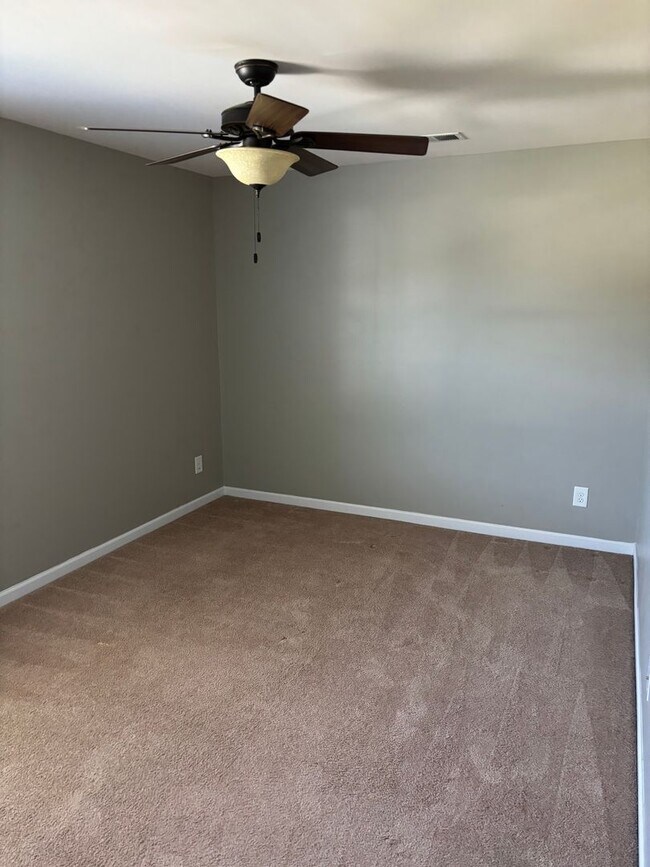 Building Photo - Great 4-Bedroom, 3-Bath