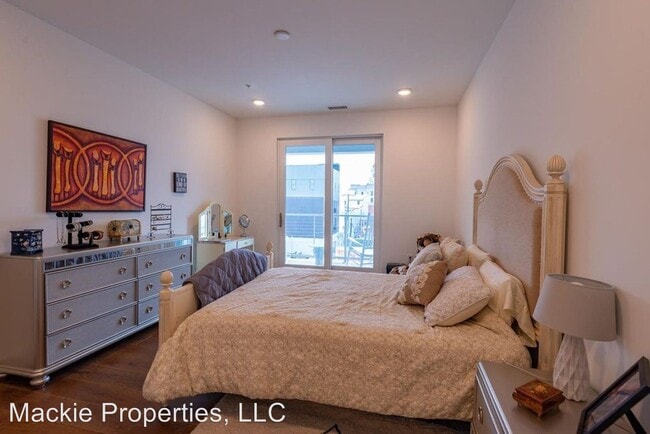 Building Photo - 2 br, 2.5 bath House - 304 West Kirkwood #308