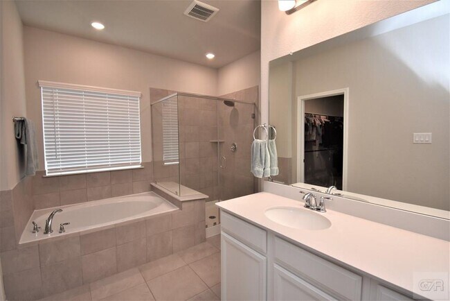 Building Photo - 10012 Deussen Ln