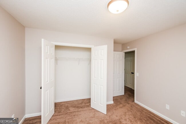 Building Photo - 1042 Whispering Woods Dr