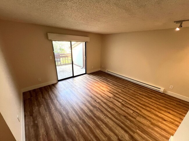 Building Photo - 2 Bed 1 Bath Apartment Located in South He...