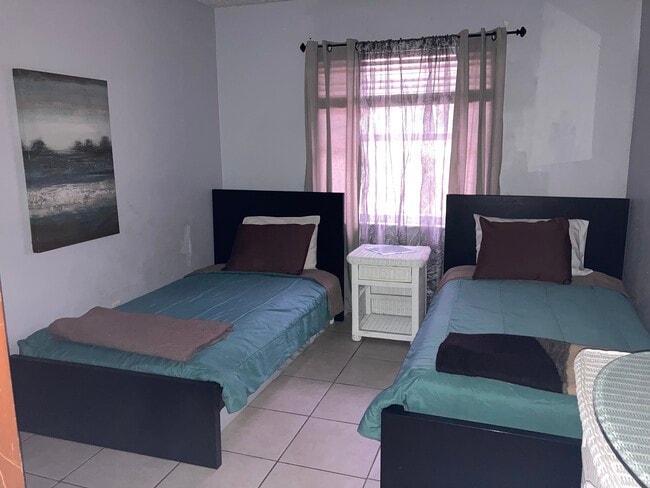 Building Photo - 522 Camino Ct