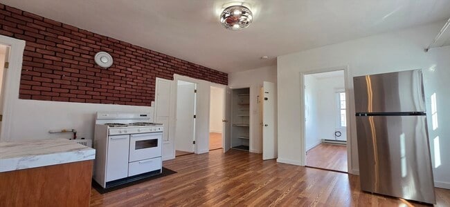 Building Photo - 14 Orient St