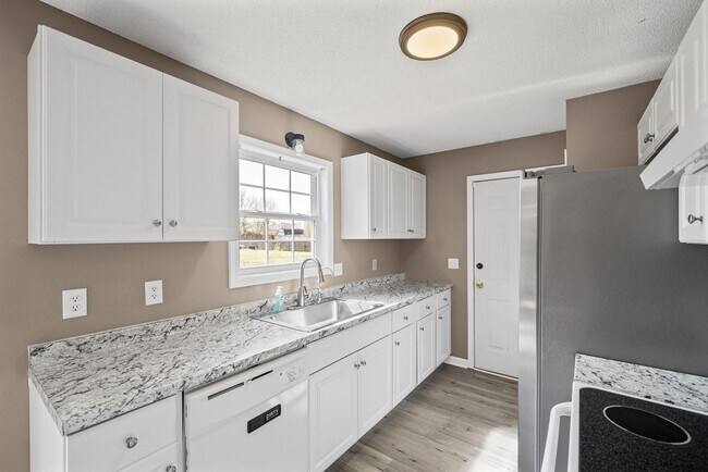 Building Photo - LARGE FENCED IN YARD!!!