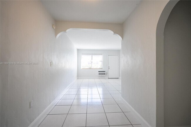 Building Photo - 7829 Carlyle Ave