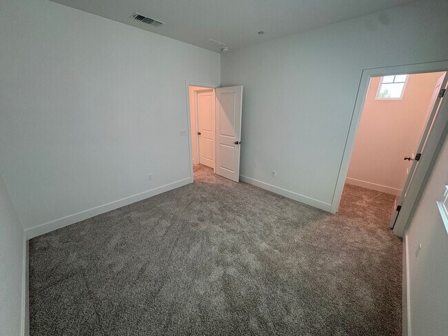 Building Photo - Beautiful 4 Bedroom 3 Bath Brentwood Home With SOLAR