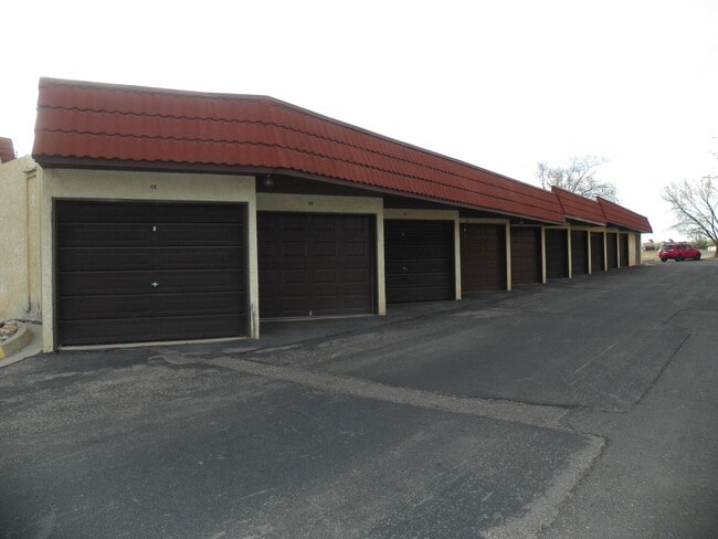 Building Photo - 823 Country Club Dr SE