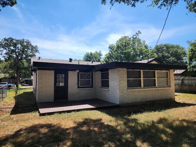 Building Photo - 741 Lynda Dr