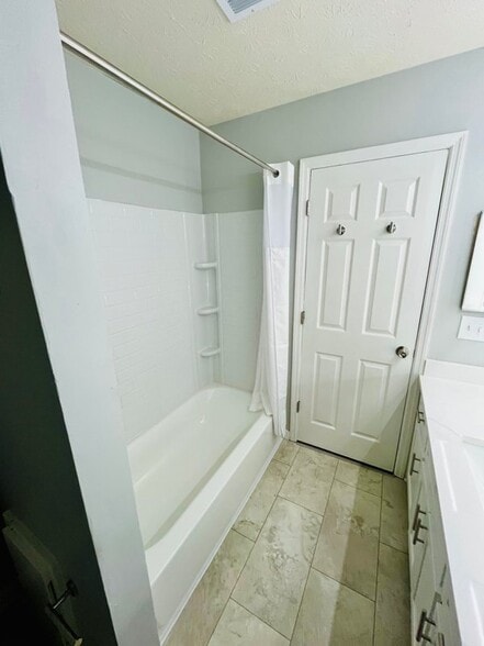 Building Photo - 7801 Cross Tie Dr