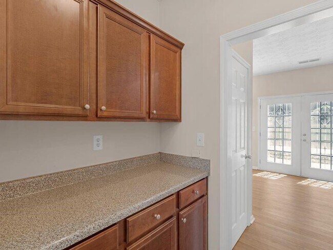 Building Photo - 362 Interlake