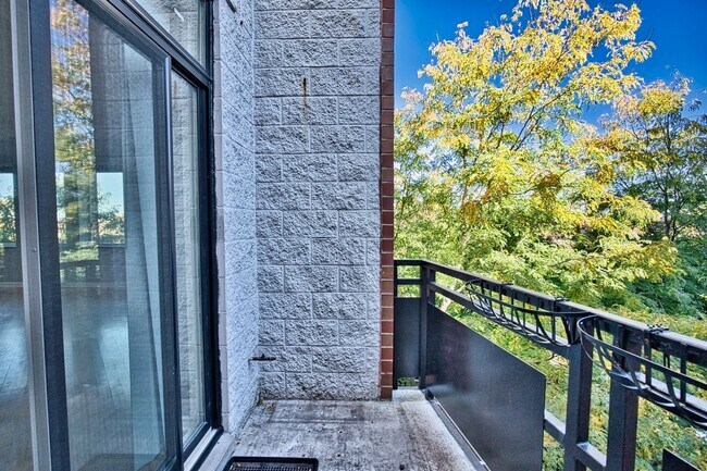 Building Photo - 2317 W Wolfram St