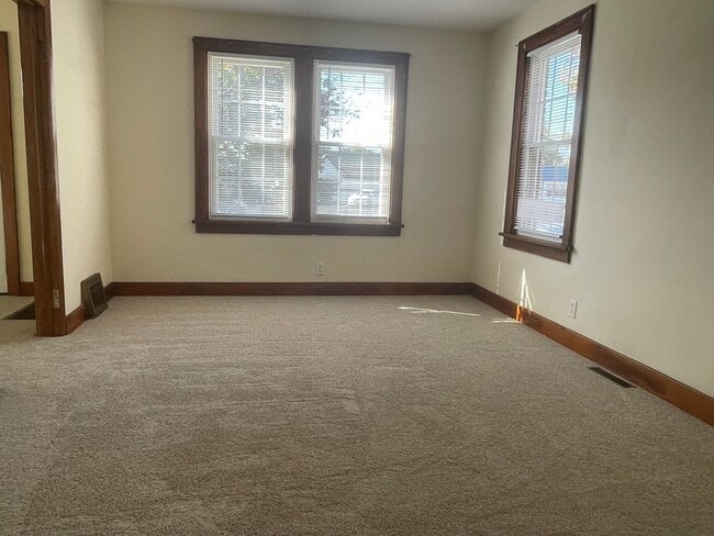 Building Photo - BRICK & ROLL  3 BEDROOM 1.5 BATH PARADISE ...